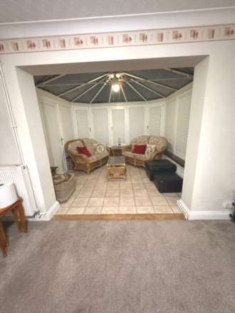 Stoke Poges Lane, Slough, Image 5