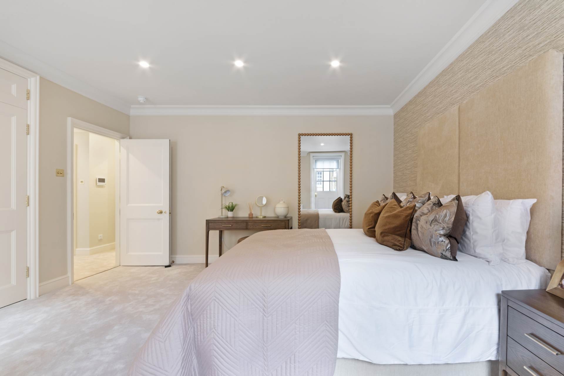 Woods Mews, Mayfair, W1, Image 8