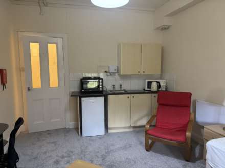 Room   Queens Drive, Glasgow, Image 4