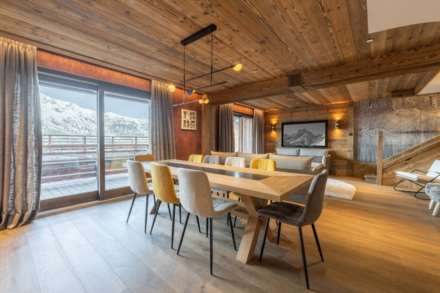 4 Bedroom Apartment, Rond Point Des Pistes