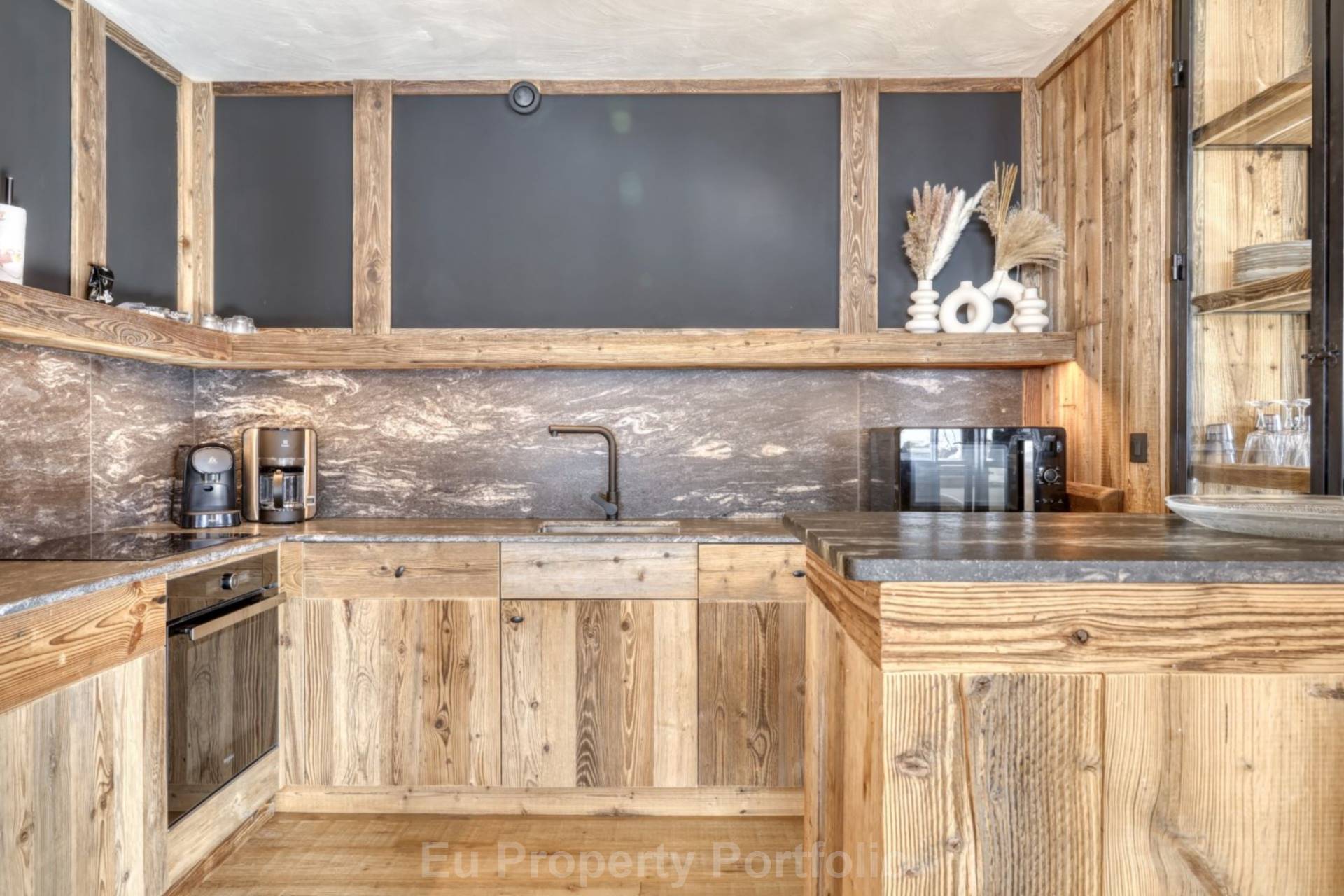 Le Bettey Devant, Image 11