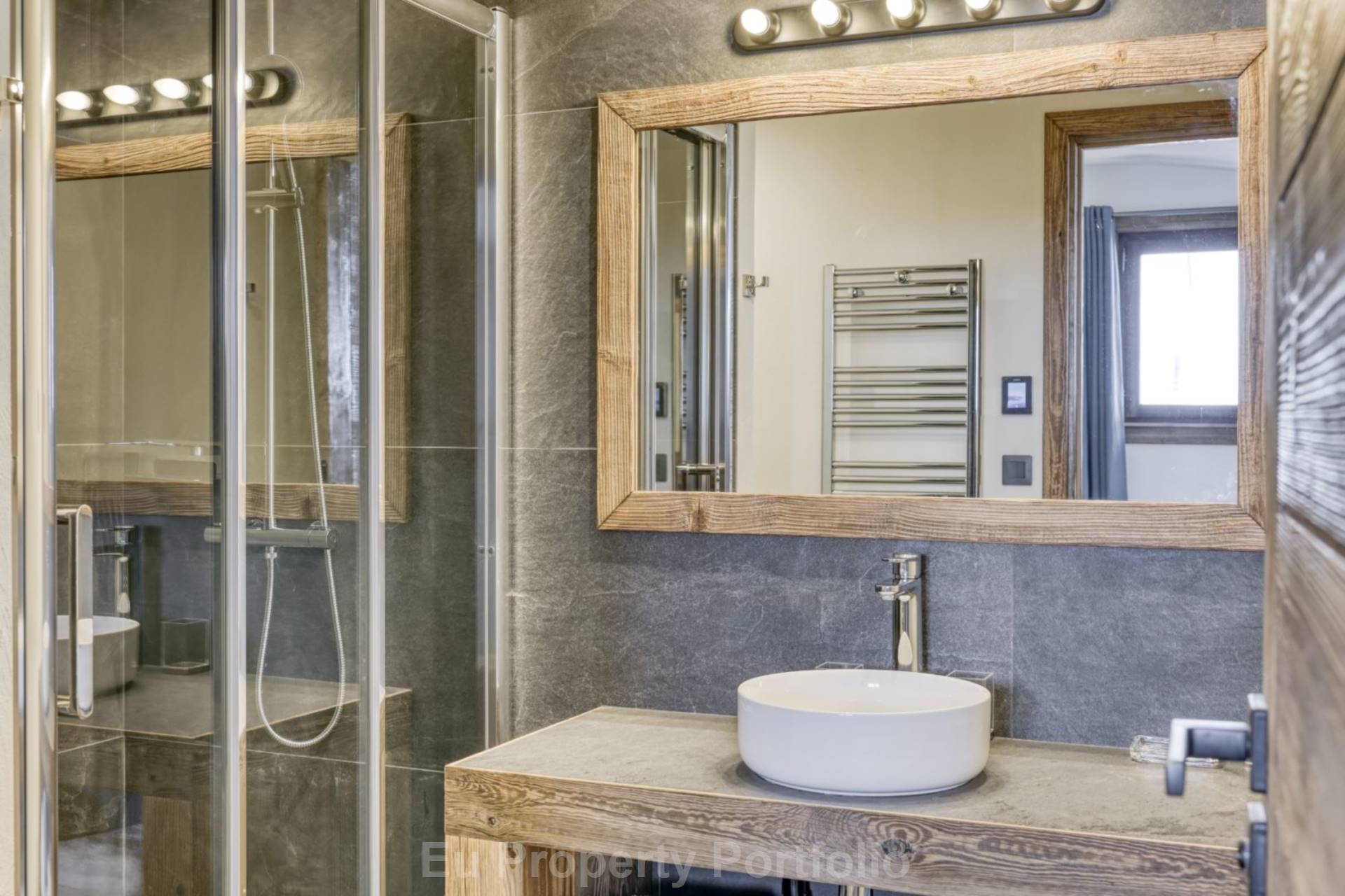 Le Bettey Devant, Image 16