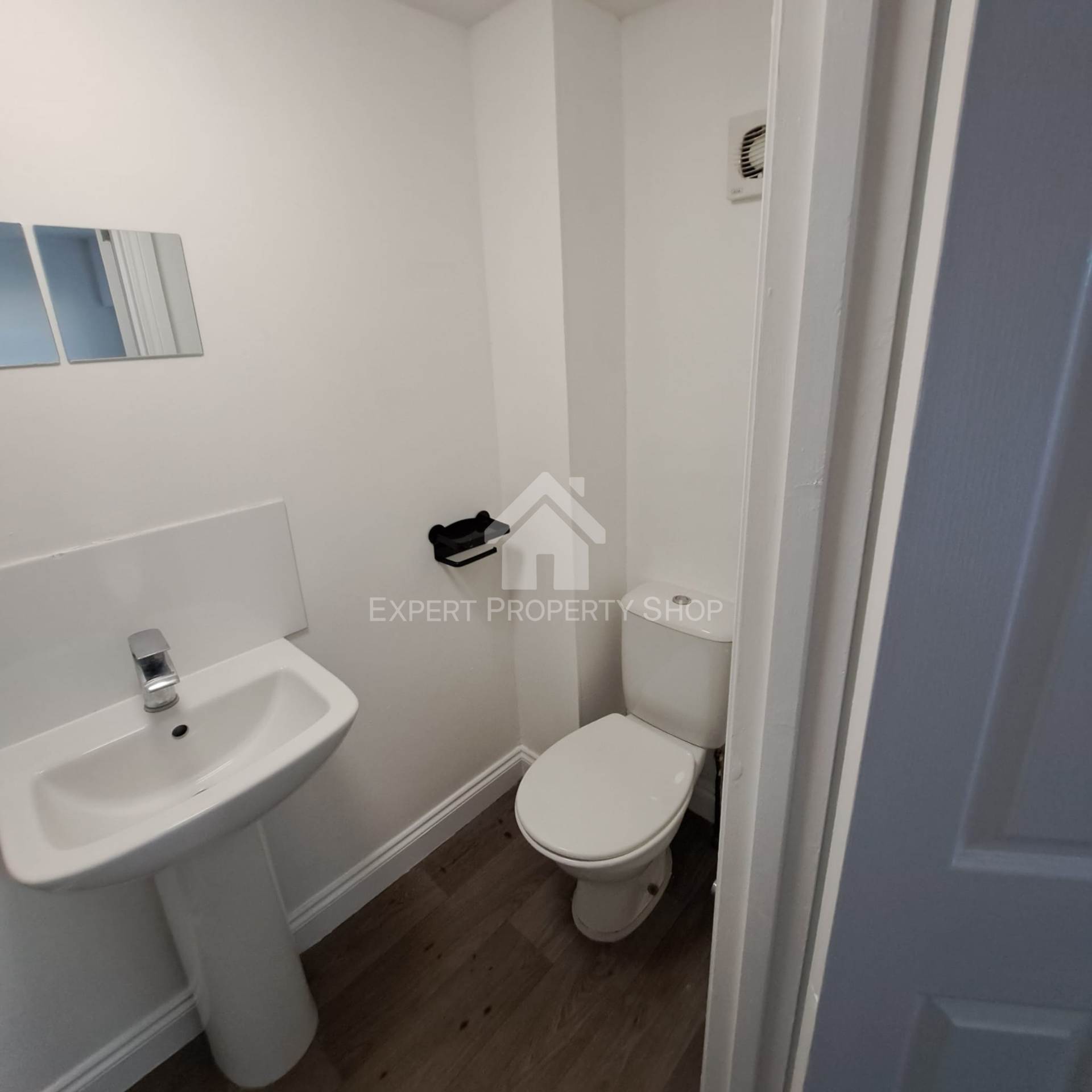 ** AVAILABLE MAY** Room 2, 20 Newgate Street.Worksop,, Image 4