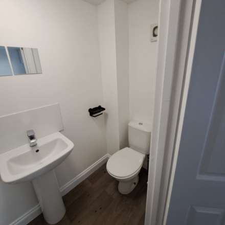 ** AVAILABLE MAY** Room 2, 20 Newgate Street.Worksop,, Image 4