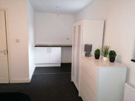 **DOUBLE EN-SUITE ROOM** Carlton Road.Worksop,, Image 3