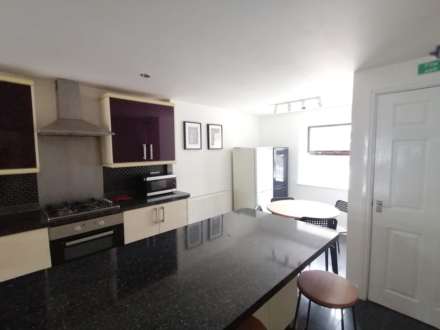 **DOUBLE EN-SUITE ROOM** Carlton Road.Worksop,, Image 6