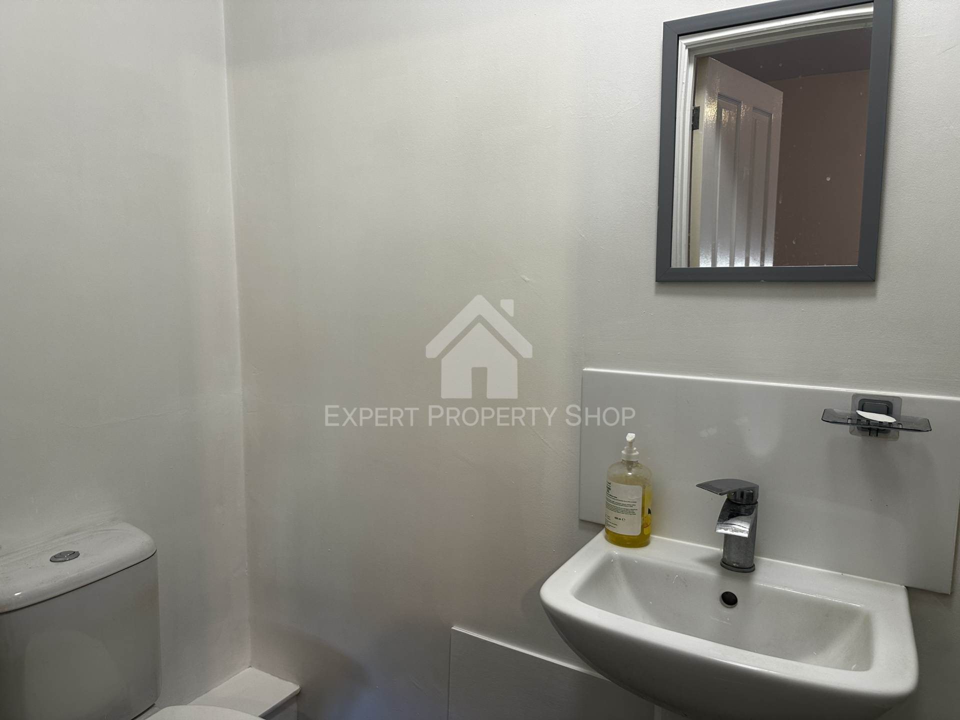 **EN-SUITE ROOM**Newgate Street, Worksop, Image 4