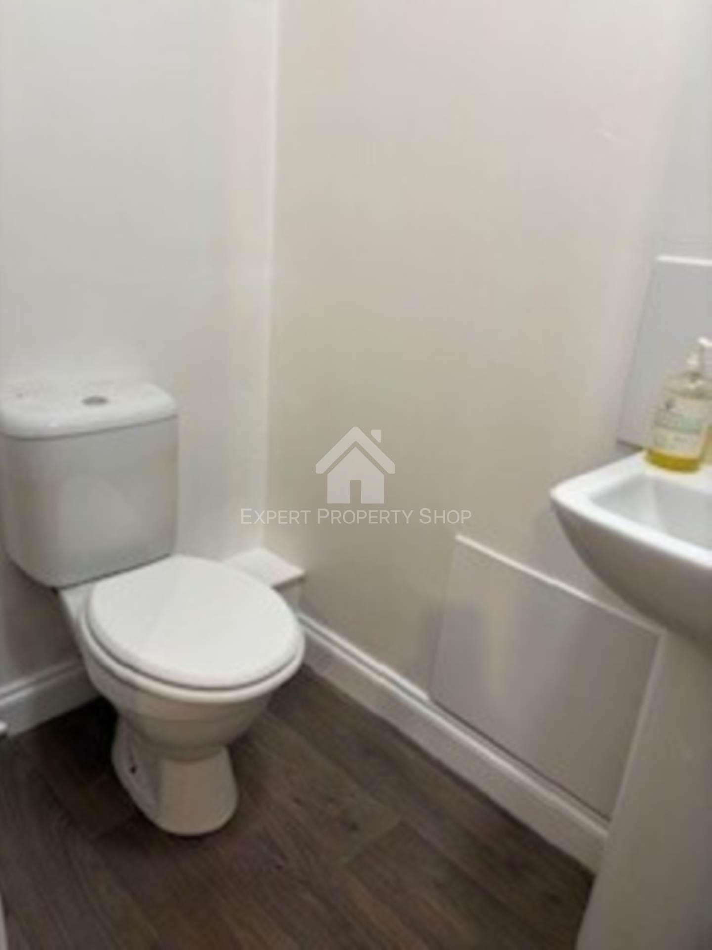 **EN-SUITE ROOM**Newgate Street, Worksop, Image 9