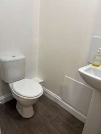 **EN-SUITE ROOM**Newgate Street, Worksop, Image 9