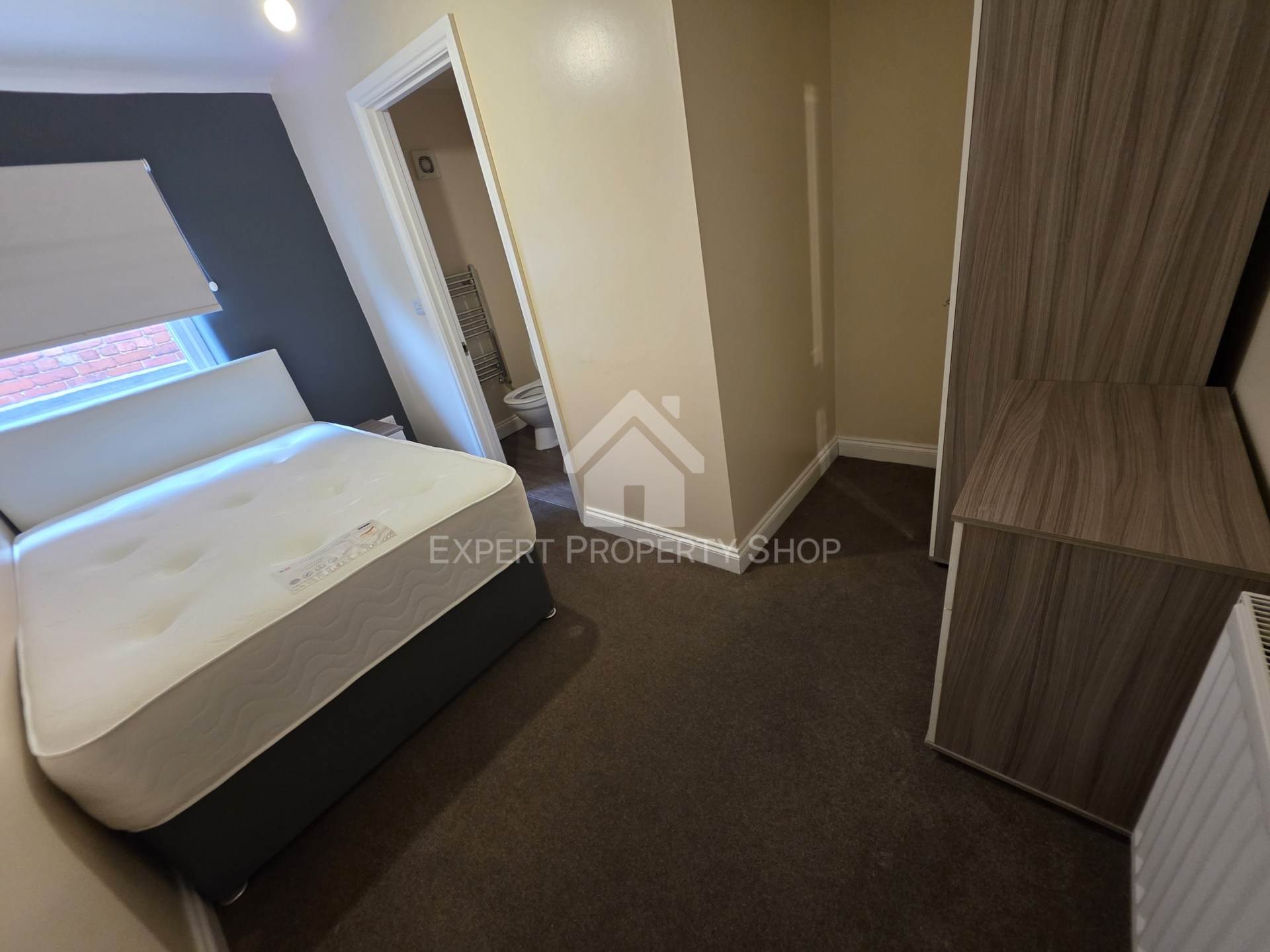 **EN-SUITE ROOM**Newgate Street, Worksop, Image 1