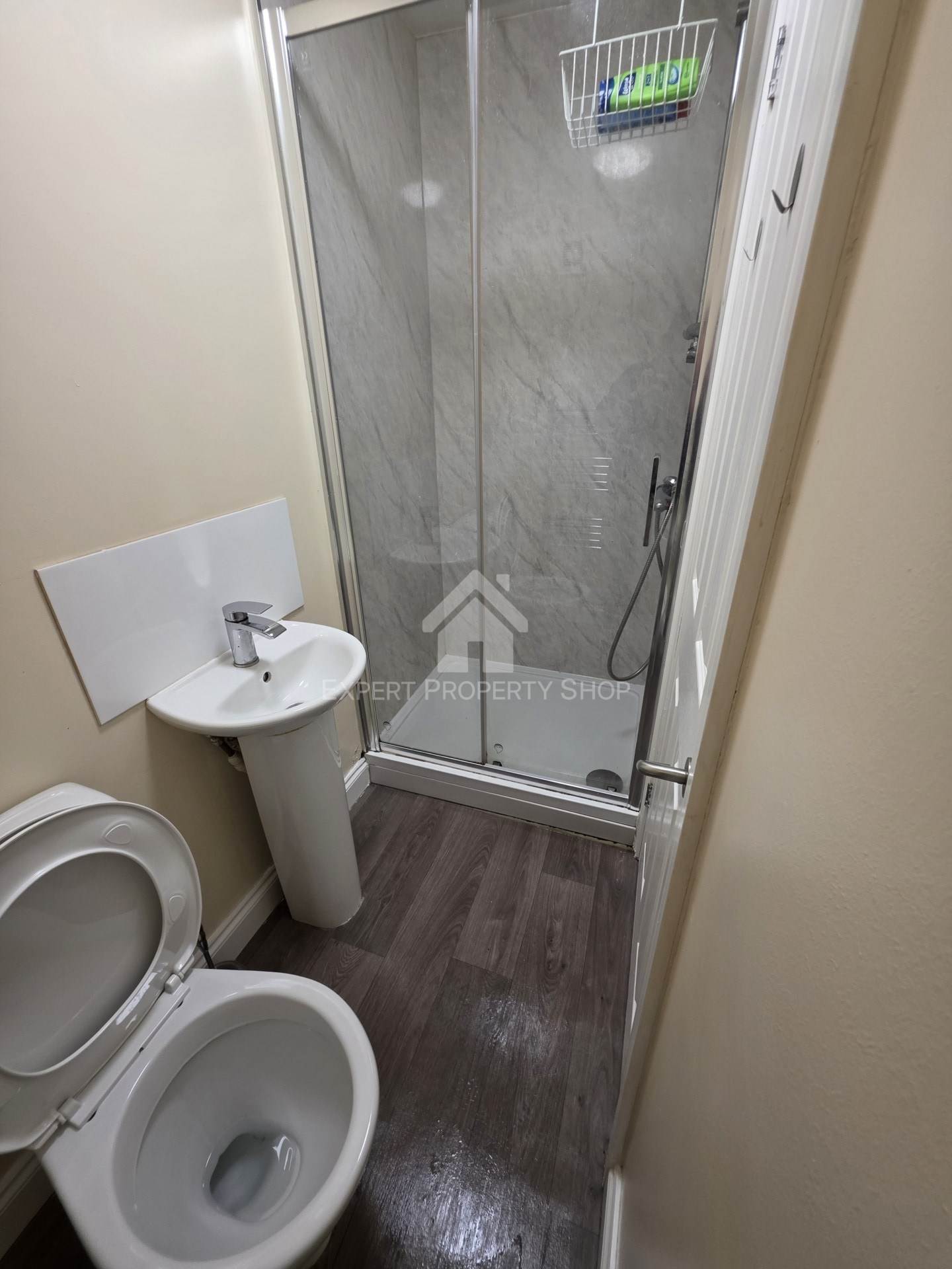 **EN-SUITE ROOM**Newgate Street, Worksop, Image 2
