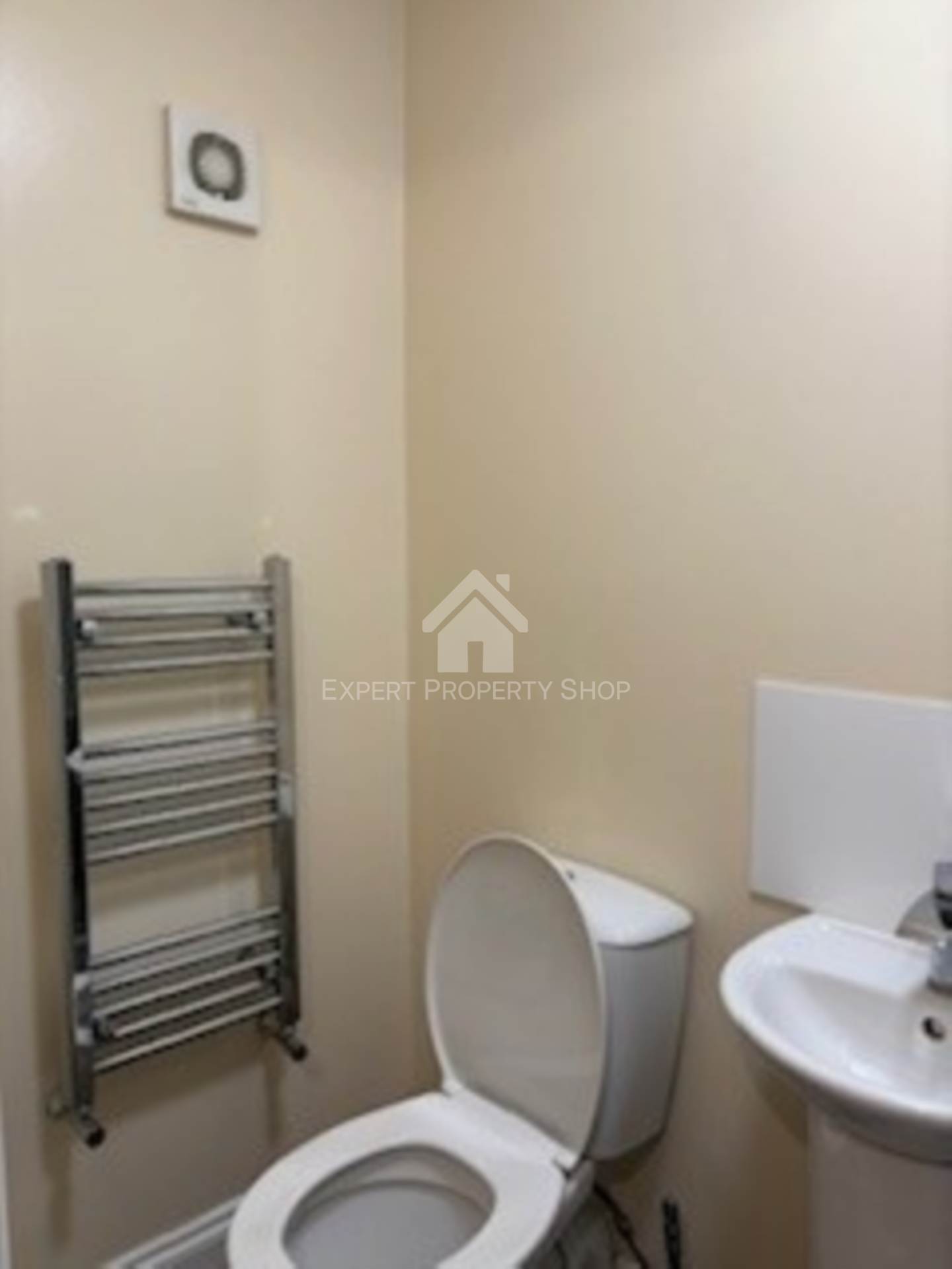 **EN-SUITE ROOM**Newgate Street, Worksop, Image 6