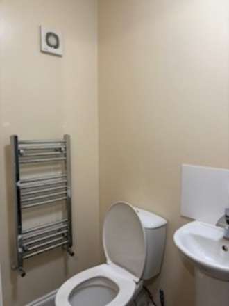 **EN-SUITE ROOM**Newgate Street, Worksop, Image 6