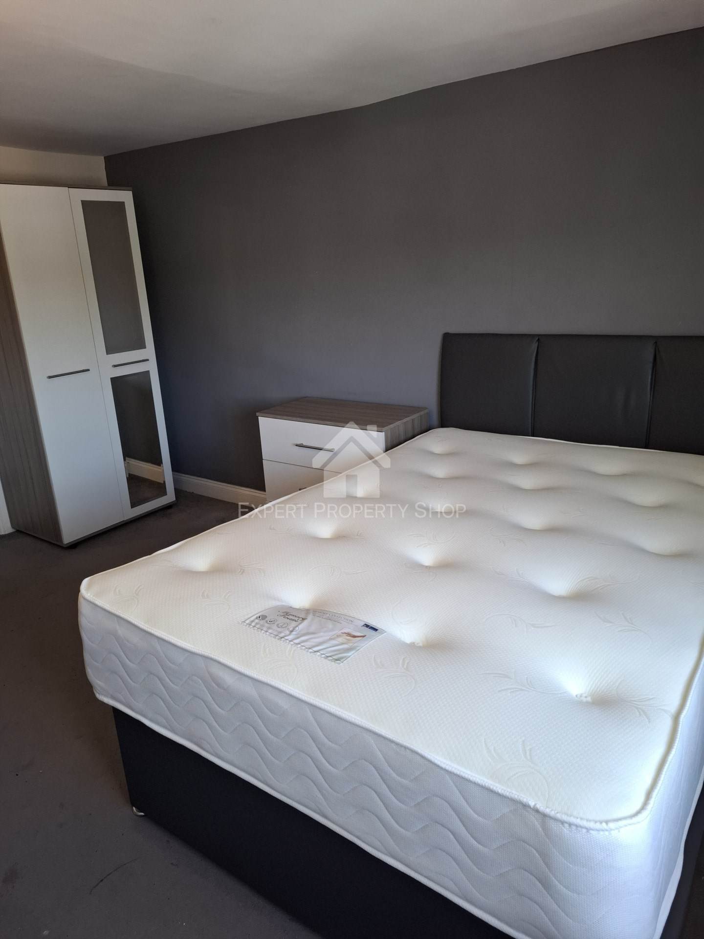 **DOUBLE EN-SUITE ROOM** 20 Newgate Street, Worksop, Image 1