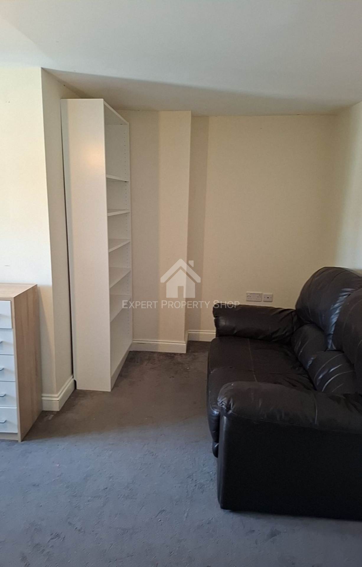 **DOUBLE EN-SUITE ROOM** 20 Newgate Street, Worksop, Image 2