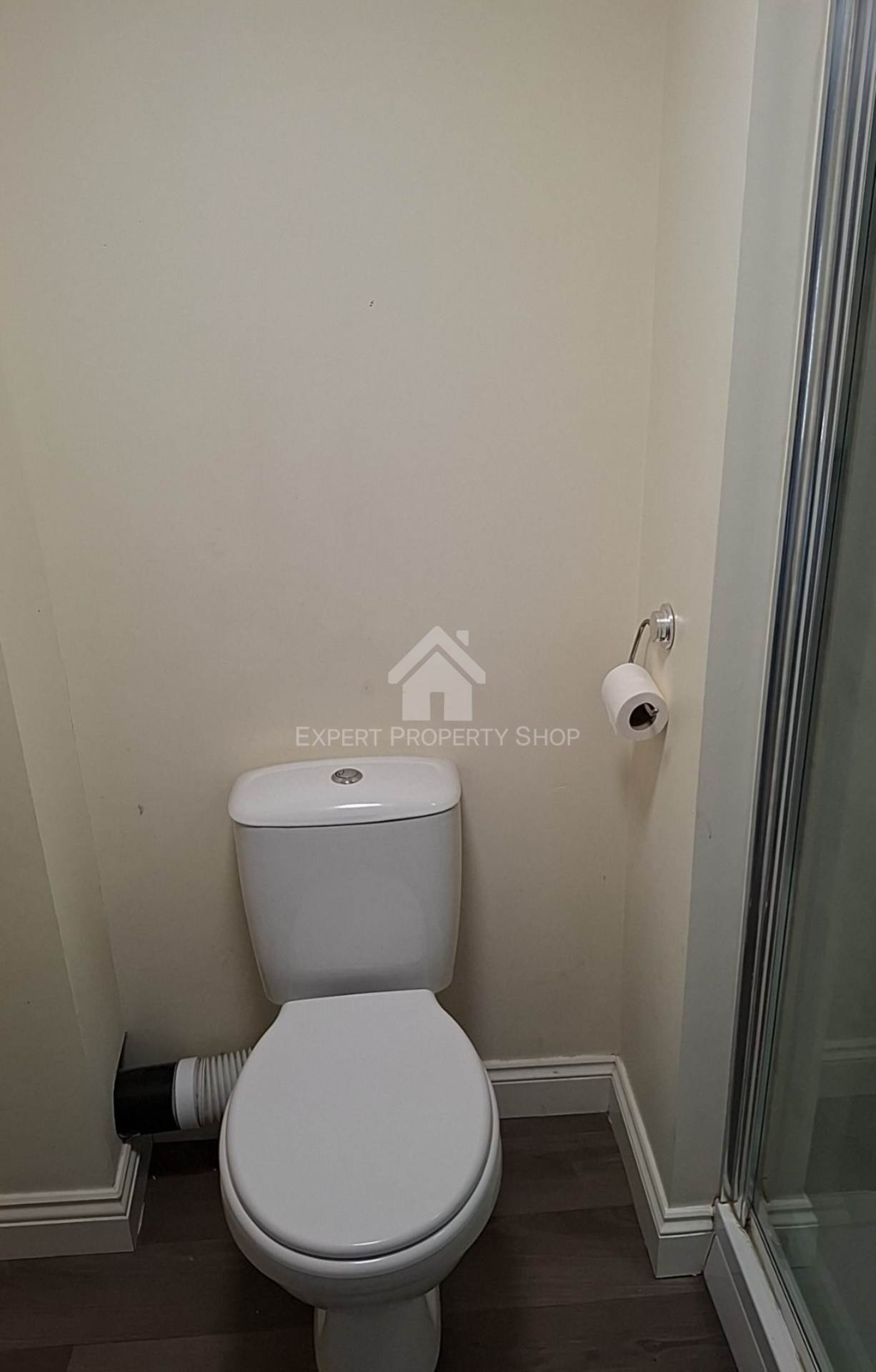 **DOUBLE EN-SUITE ROOM** 20 Newgate Street, Worksop, Image 3
