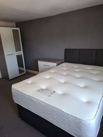 **DOUBLE EN-SUITE ROOM** 20 Newgate Street, Worksop