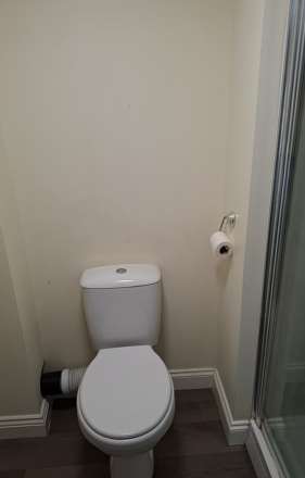 **DOUBLE EN-SUITE ROOM** 20 Newgate Street, Worksop, Image 3