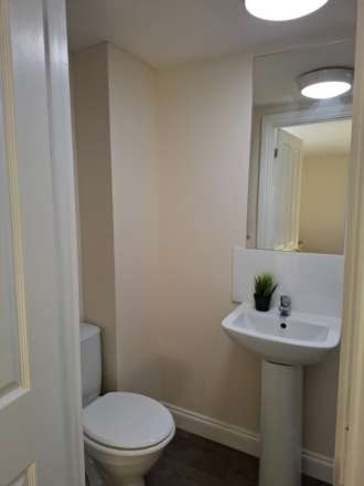 **AVAILABLE EARLY JANUARY** Room 12. 20 Newgate Street, Worksop, Image 3
