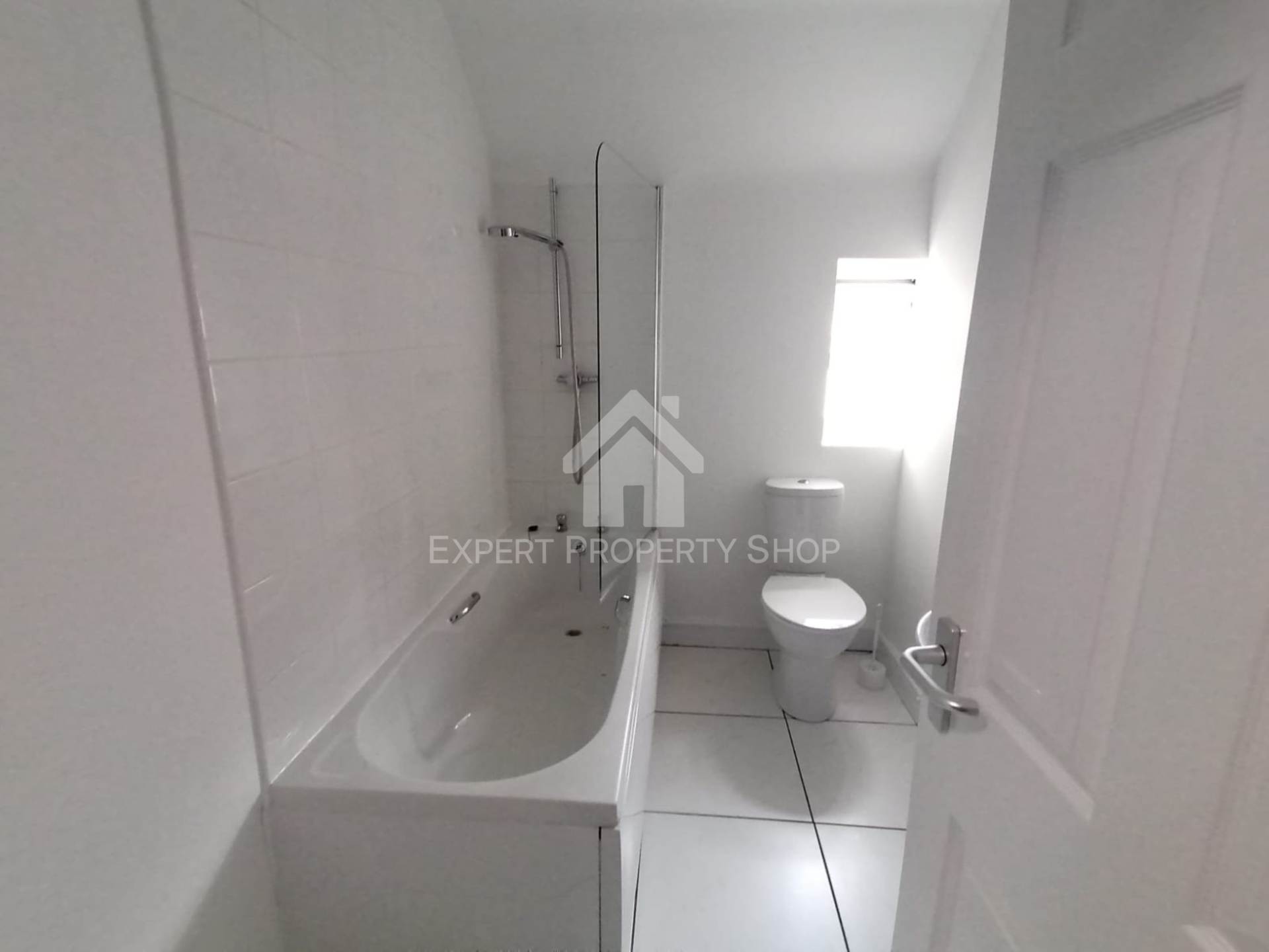 **AVAILABLE NOW** Carlton Road.Worksop., Image 7