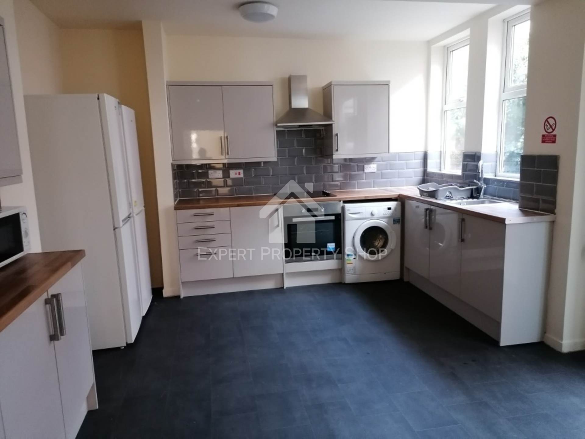 **DOUBLE ROOM AVAILABLE** 107 Watson Road.Worksop,, Image 4