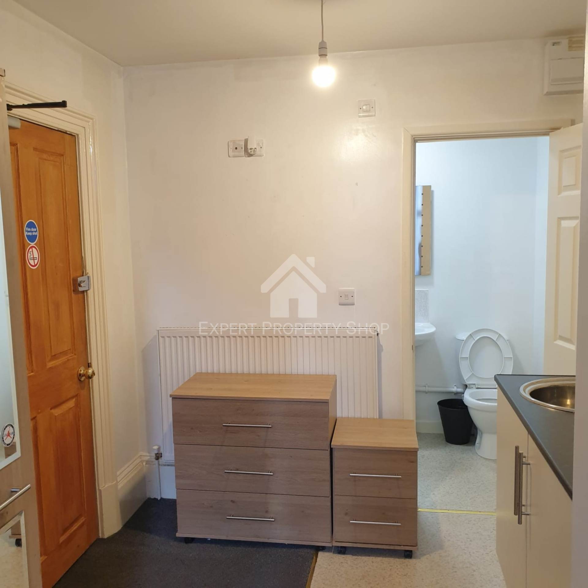 EN-SUITE ROOM AVAILABLE. Room 1, 29 Park St. Worksop., Image 5
