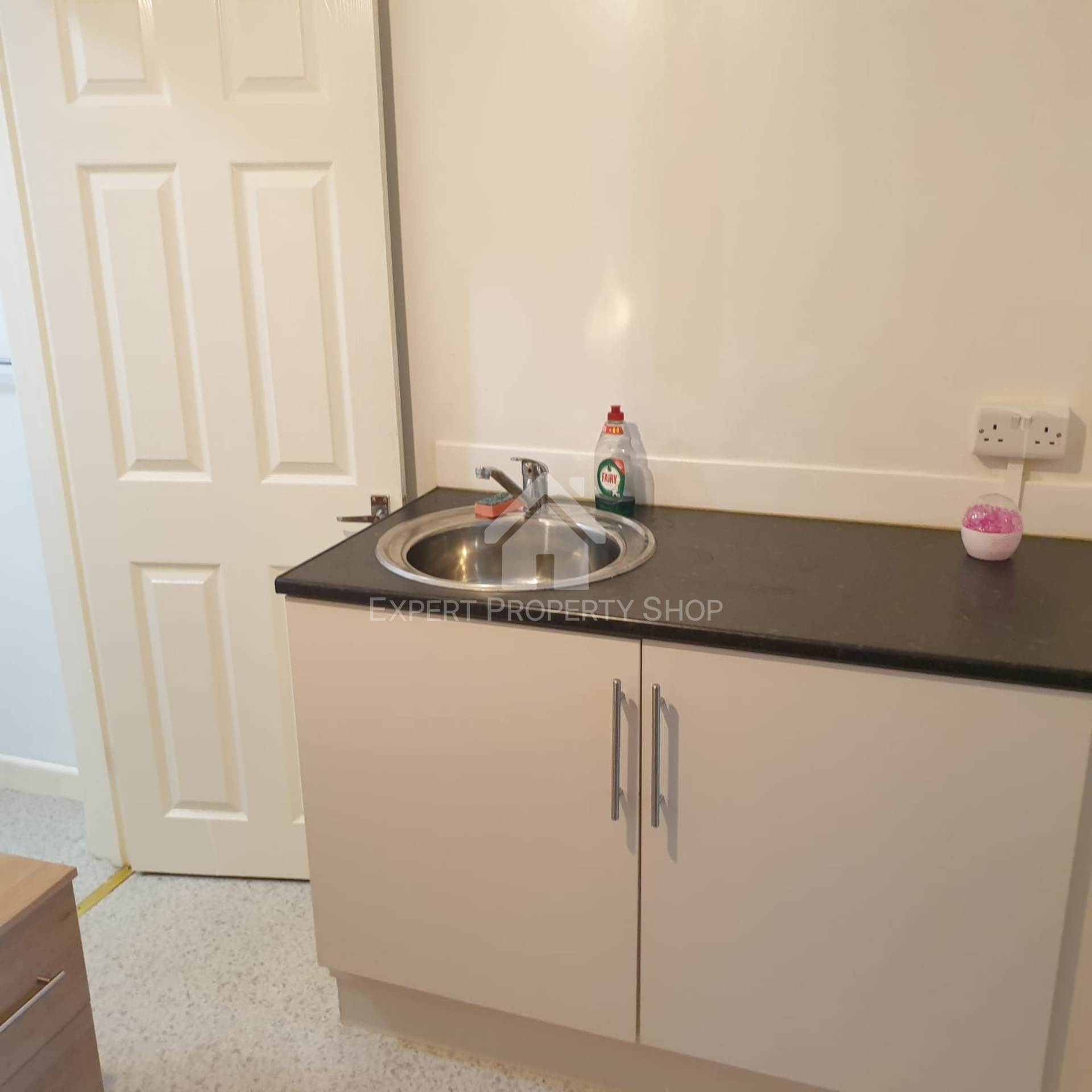 EN-SUITE ROOM AVAILABLE. Room 1, 29 Park St. Worksop., Image 6