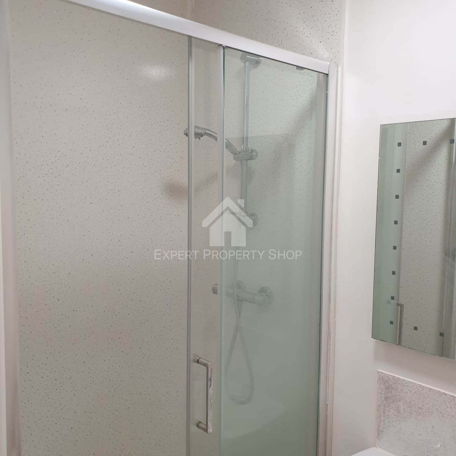 EN-SUITE ROOM AVAILABLE. Room 1, 29 Park St. Worksop., Image 7