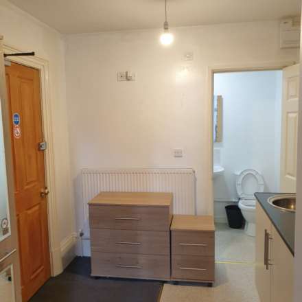 EN-SUITE ROOM AVAILABLE. Room 1, 29 Park St. Worksop., Image 5