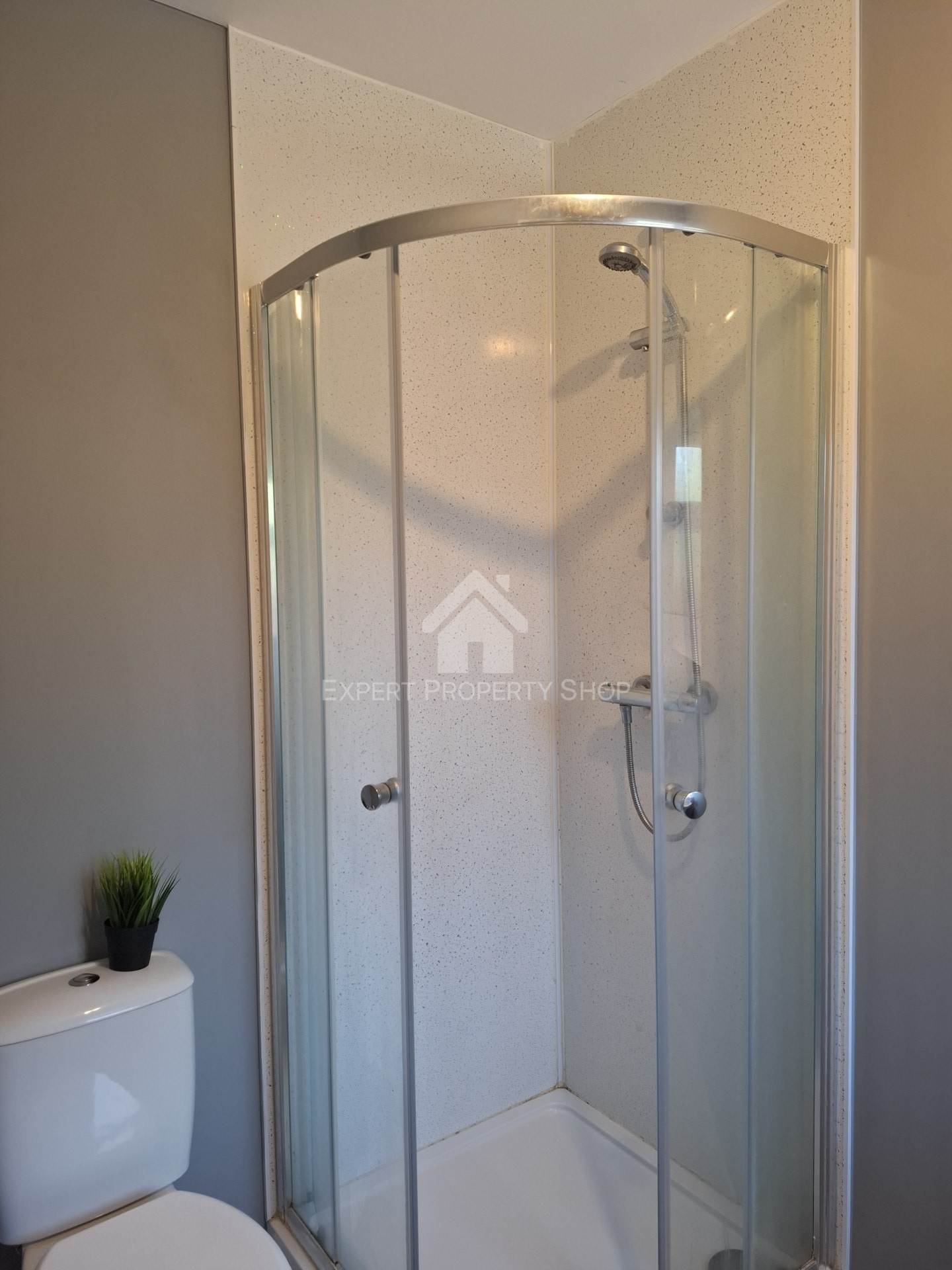 **DOUBLE EN-SUITE ROOM** Park Street.Worksop., Image 6