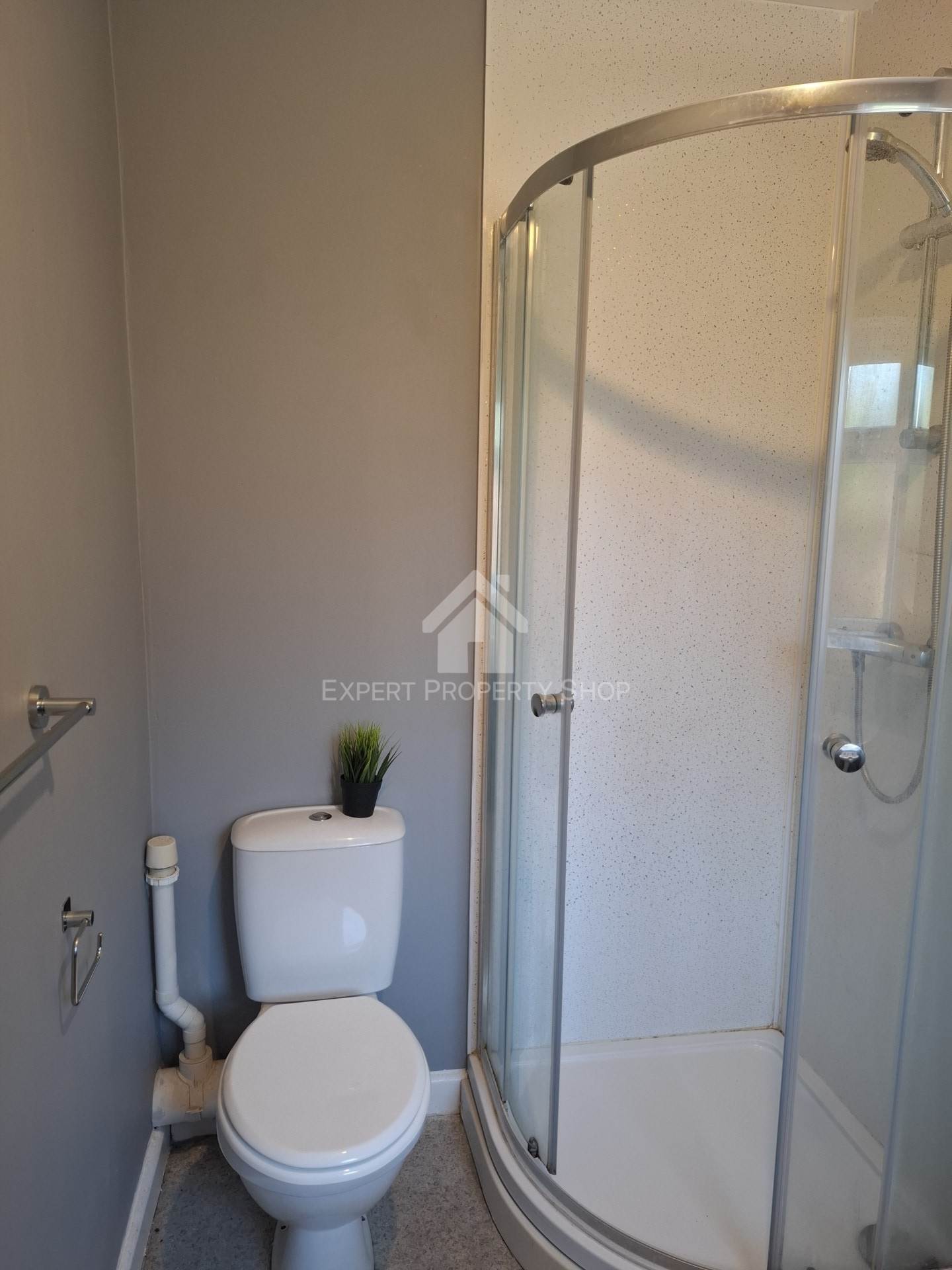 **DOUBLE EN-SUITE ROOM** Park Street.Worksop., Image 7