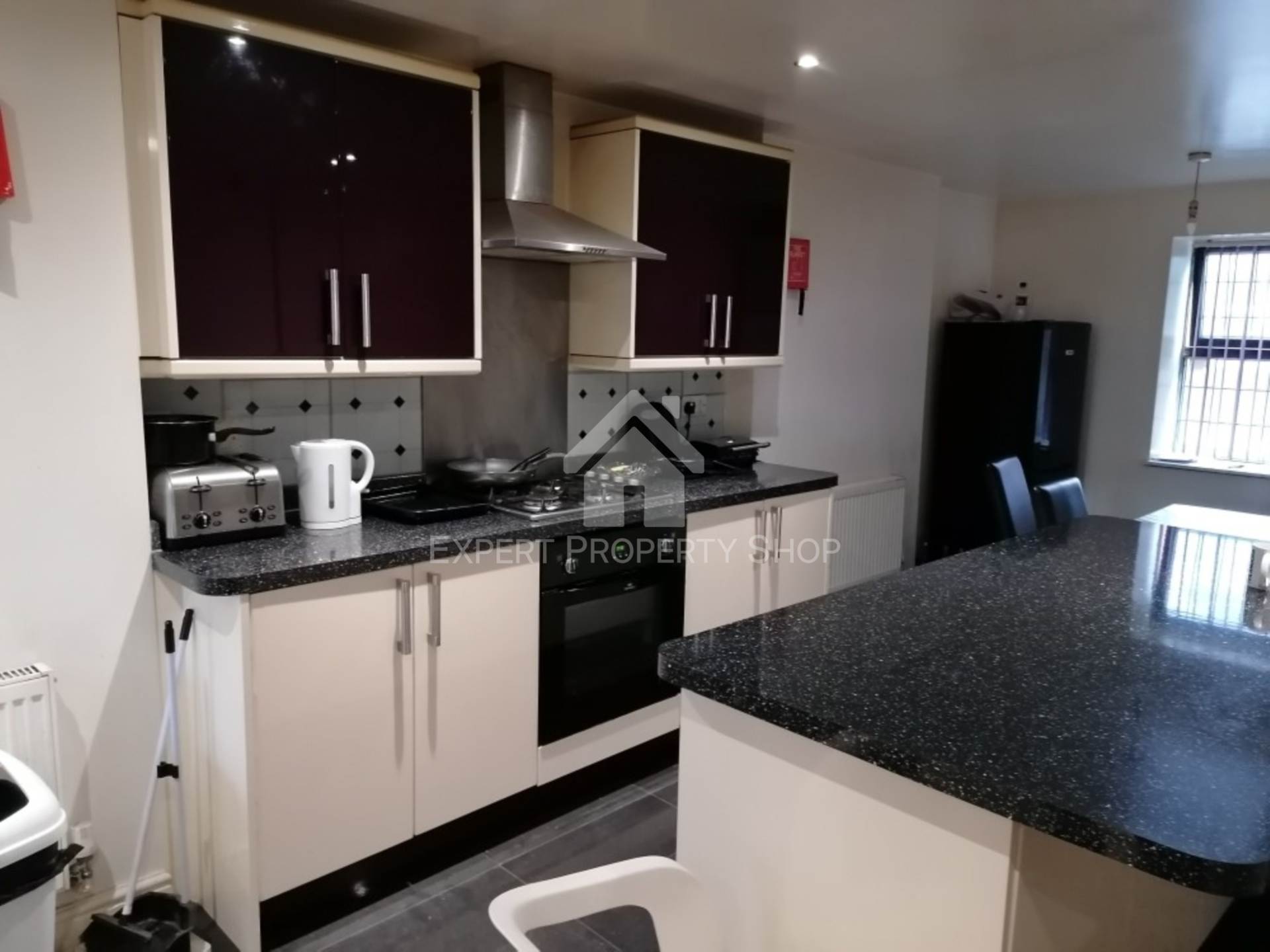 **EN-SUITE DOUBLE ROOM**Carlton Road, Worksop, Image 2