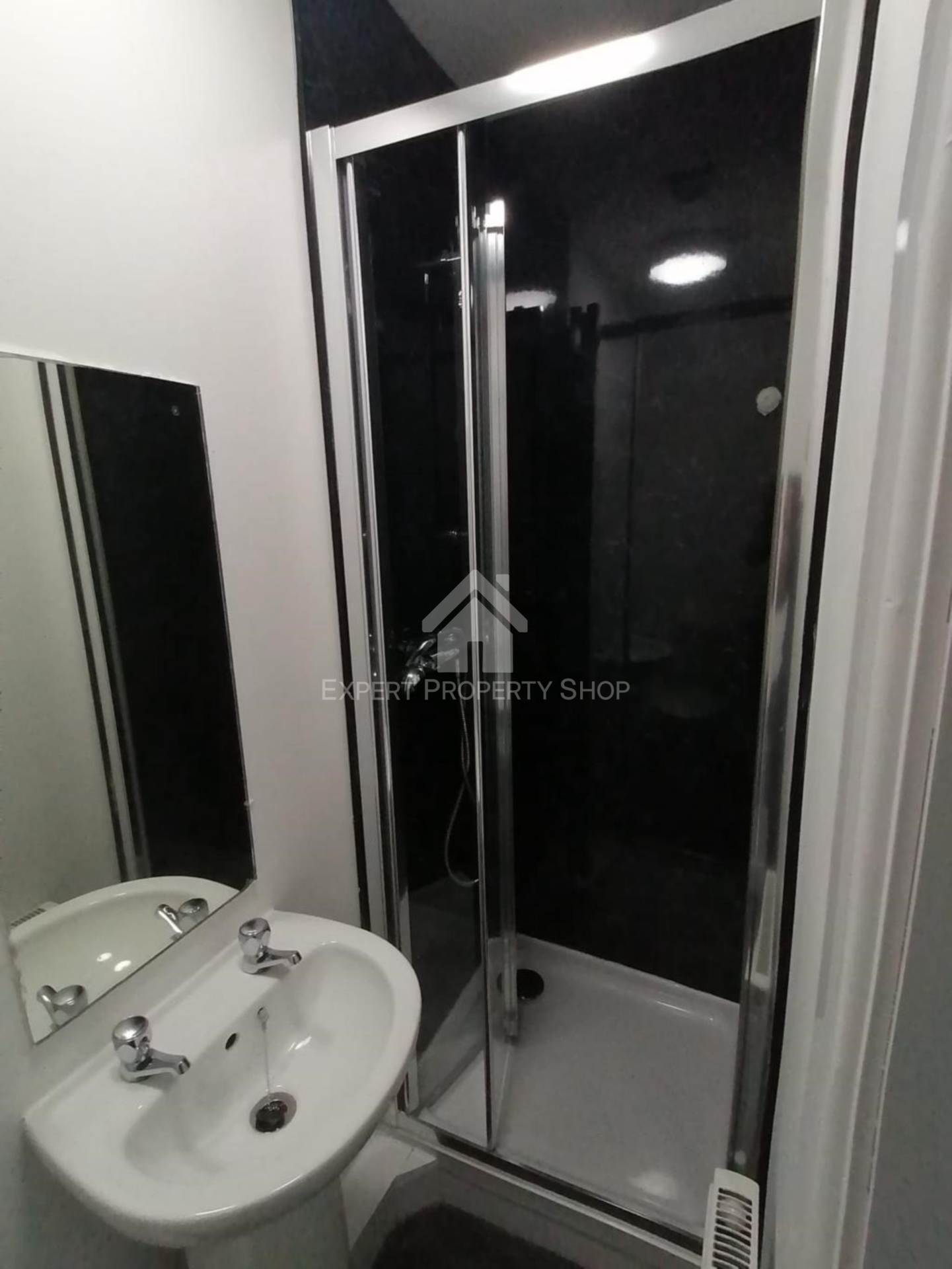 **EN-SUITE DOUBLE ROOM**Carlton Road, Worksop, Image 6