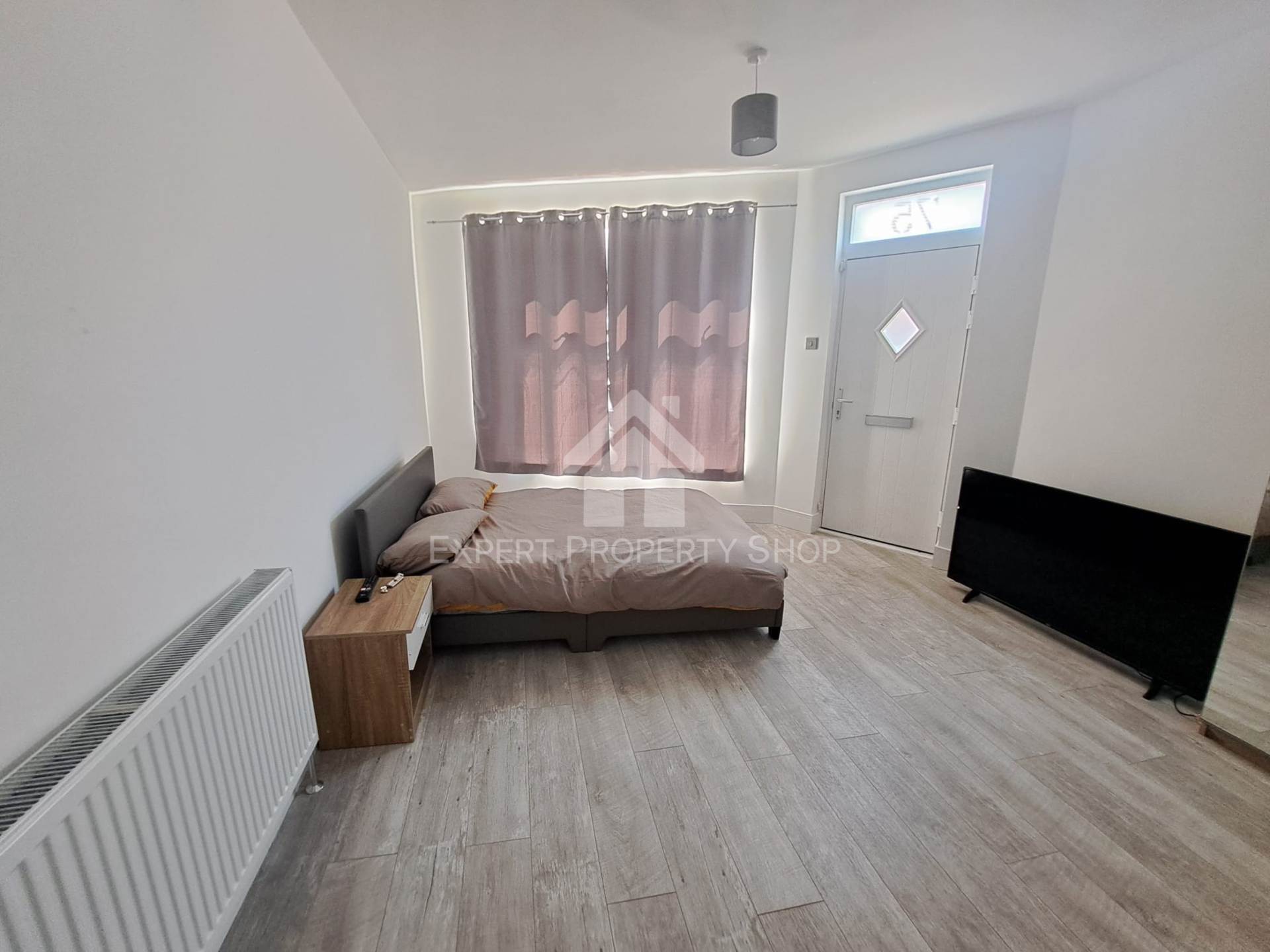 Room 2, 75 Church Street, Creswell, Image 1