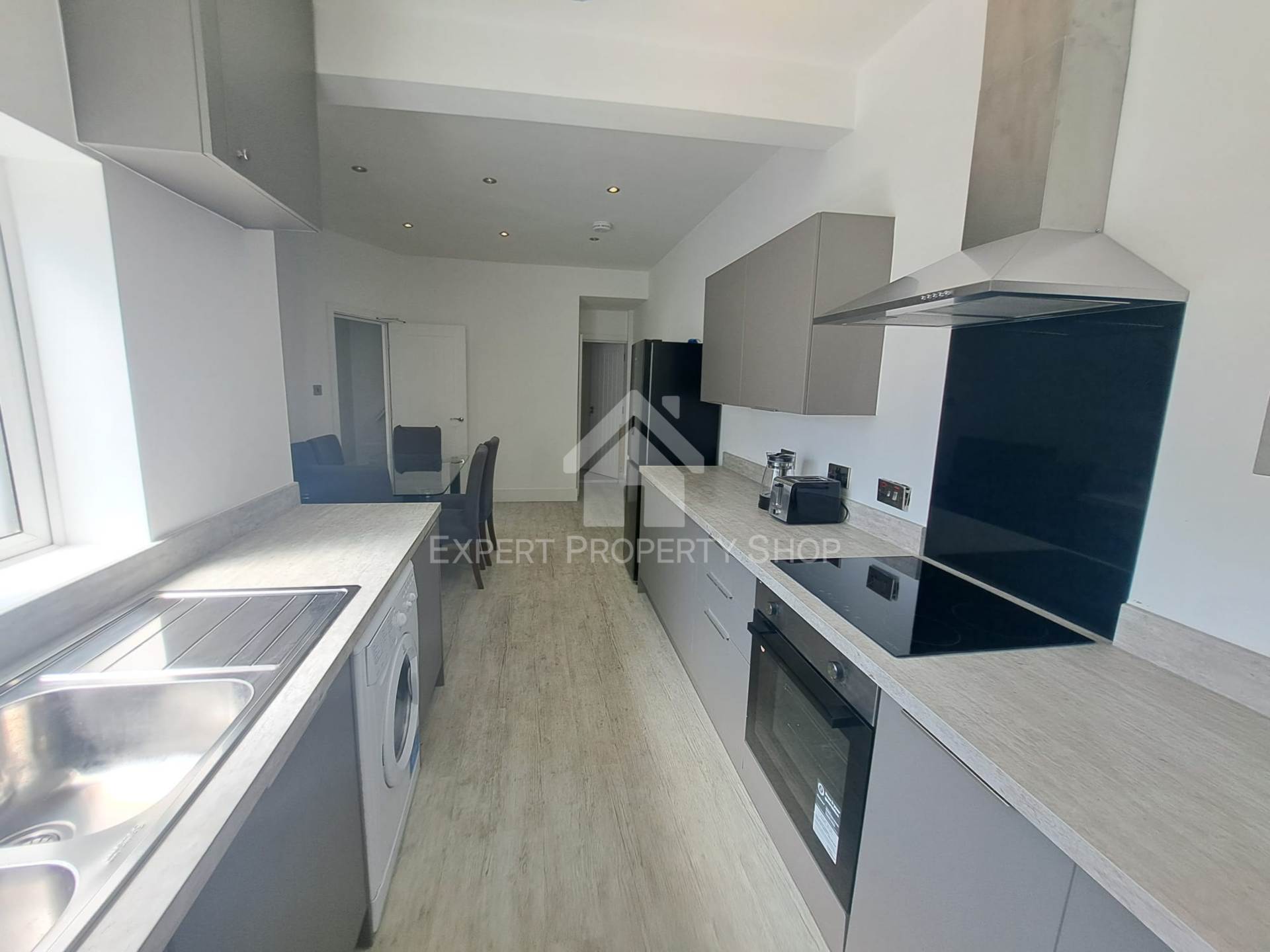 Room 2, 75 Church Street, Creswell, Image 3