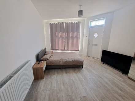 Room 2, 75 Church Street, Creswell, Image 1