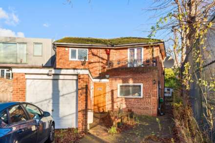 3 Bedroom Detached, Carlton Terrace, London