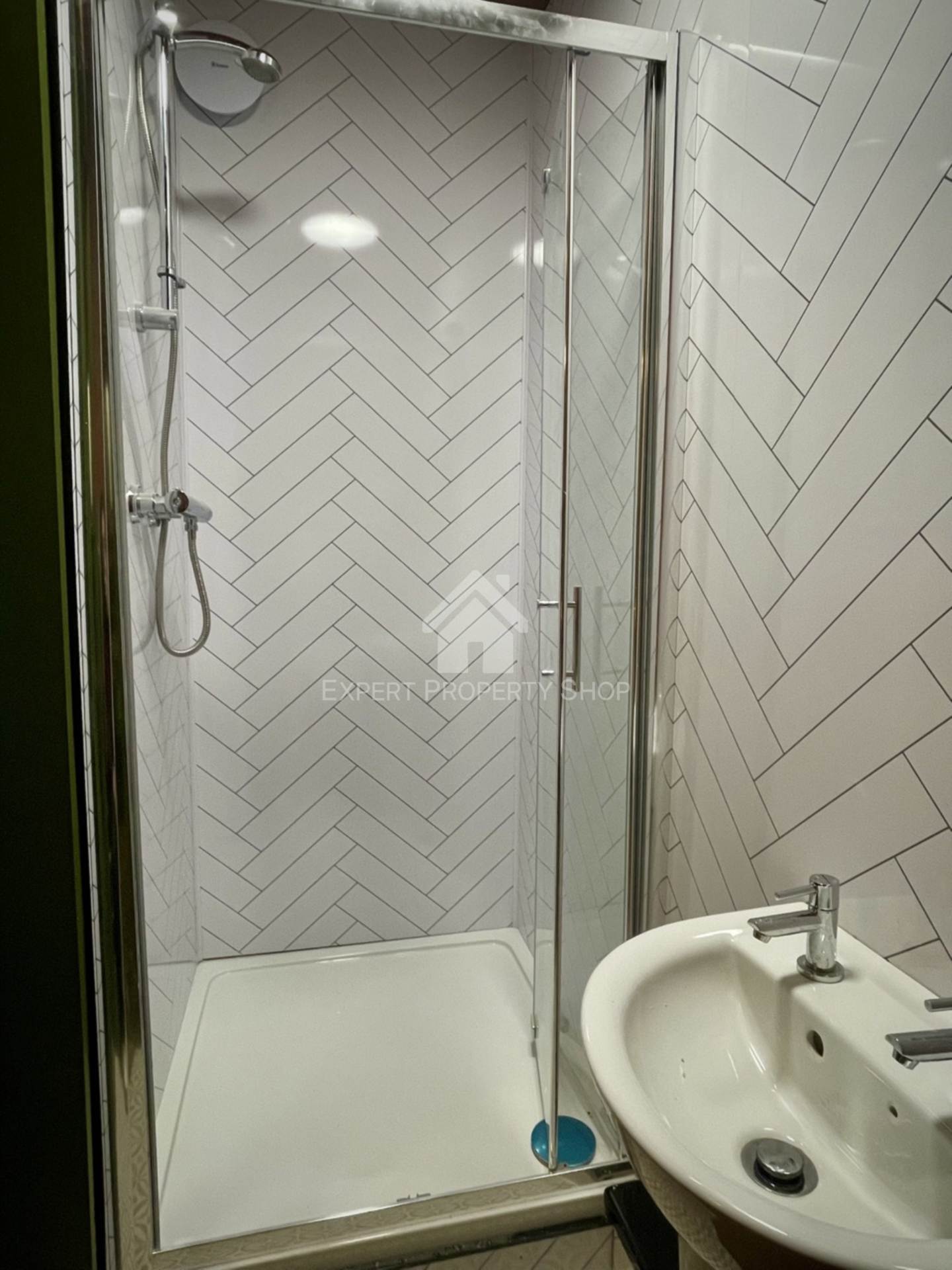 **AVAILABLE NOW**  Room 1,   En-suite Room , Commercial Avenue, Beeston, Image 4