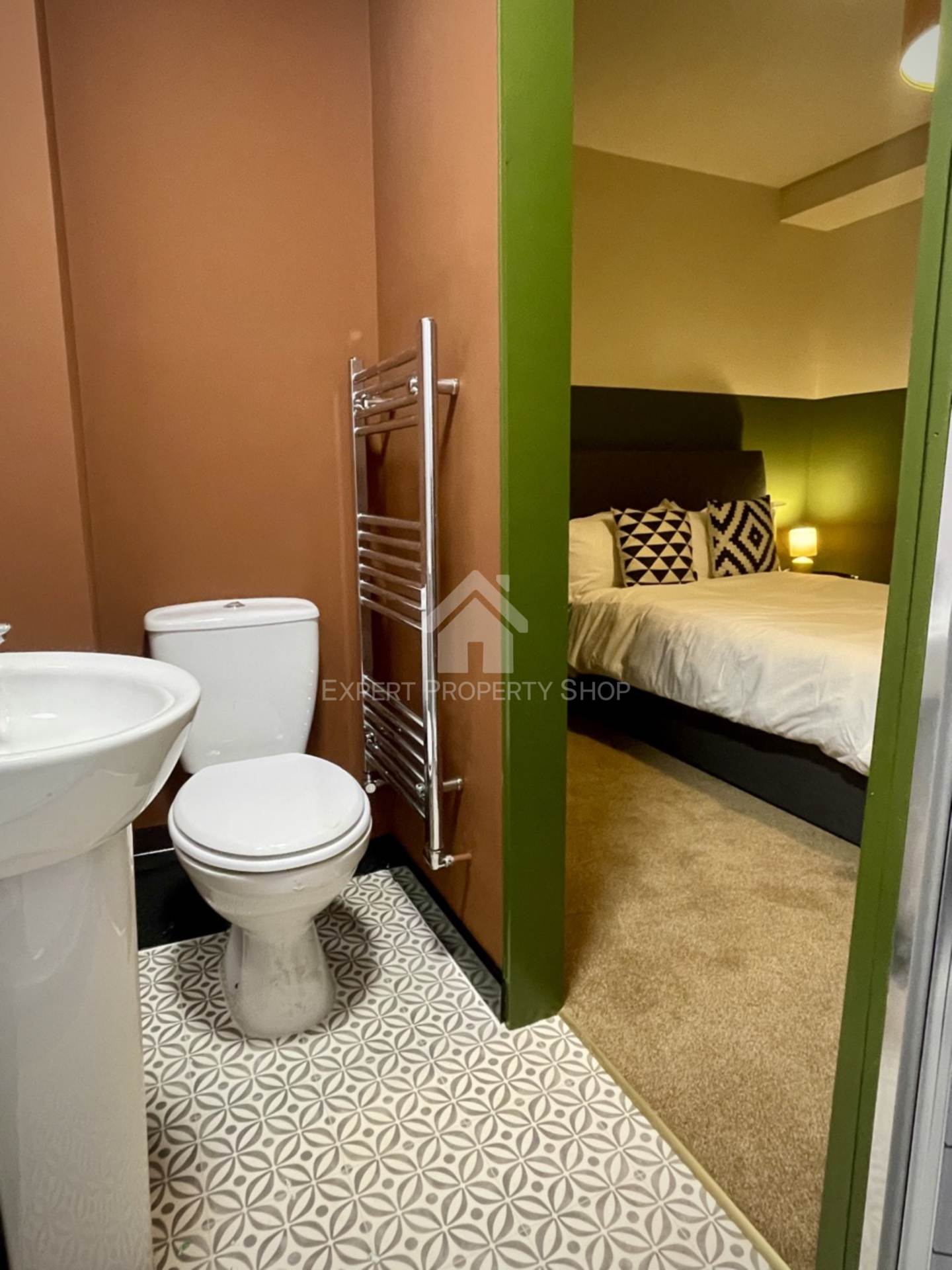 **AVAILABLE NOW**   En-suite Room , Commercial Avenue, Beeston, Image 3