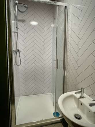 **AVAILABLE NOW**   En-suite Room , Commercial Avenue, Beeston, Image 6