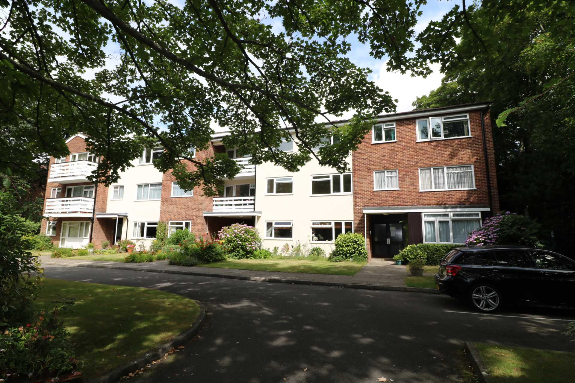 East Cliff Apartment No Chain Offers Invited £199,000