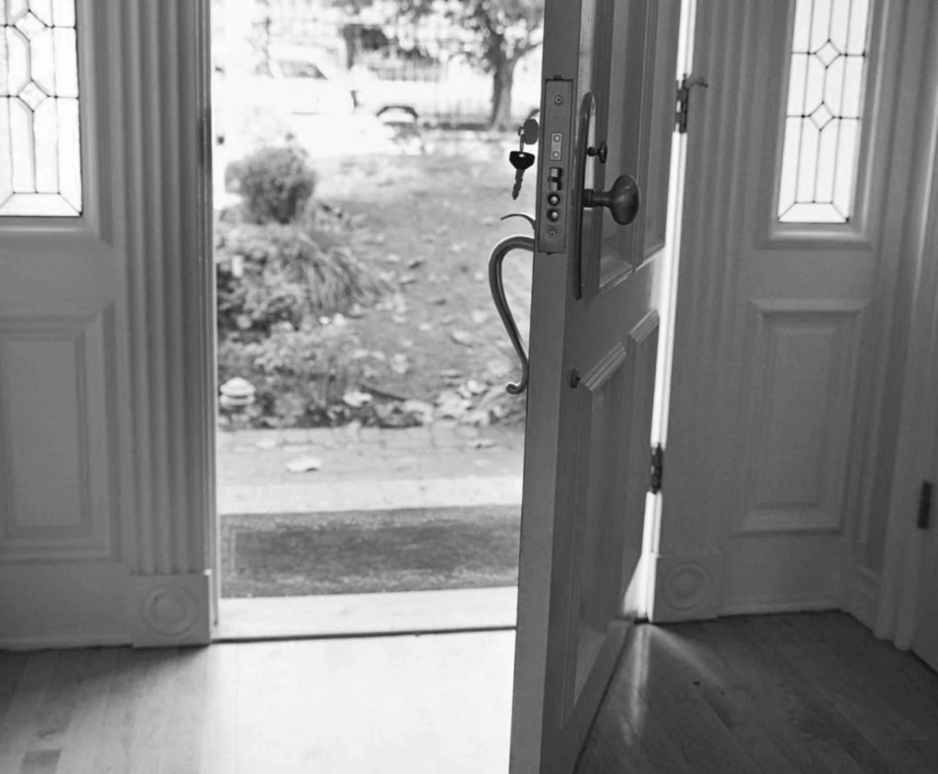 Приснилась дверь в квартиру. Приоткрытая дверь в дом. Открытая дверь. Дверь открывается. Приоткрытая дверь в комнату.