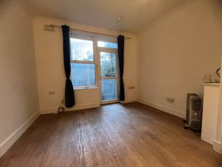 Flat, Town Centre *Meyrick Park*