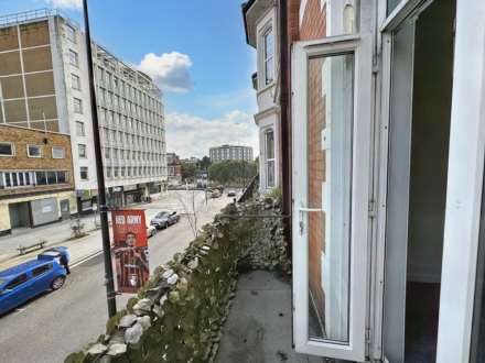 Central Bournemouth * Balcony Flat *, Image 2
