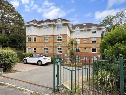 2 Bedroom Flat, **Opposite Tennis Courts** Central  Bournemouth