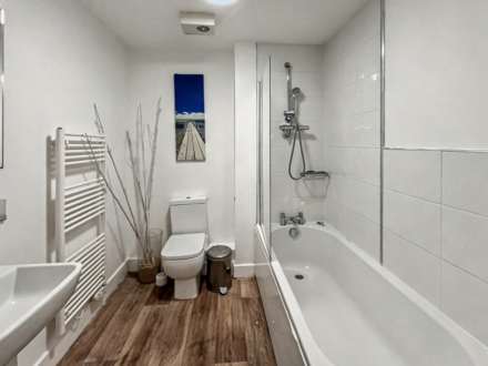 Modern 2-Bed Warehouse Conversion – Town Centre Location, Image 2