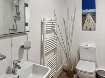 Modern 2-Bed Warehouse Conversion – Town Centre Location, Image 3