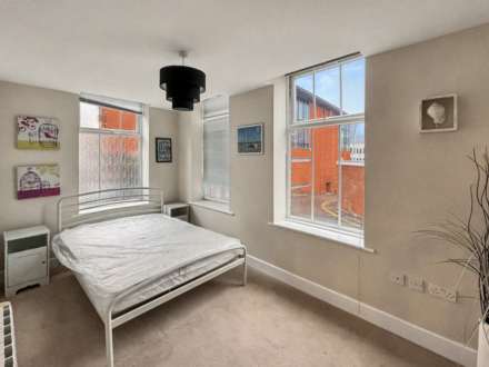 Modern 2-Bed Warehouse Conversion – Town Centre Location, Image 6