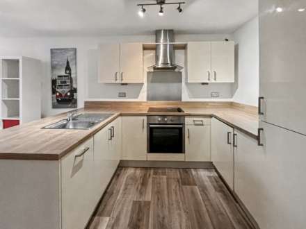 Modern 2-Bed Warehouse Conversion – Town Centre Location, Image 7