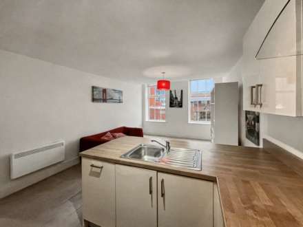 Modern 2-Bed Warehouse Conversion – Town Centre Location, Image 8